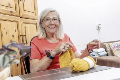 Mevrouw Hendriks is aan het breien