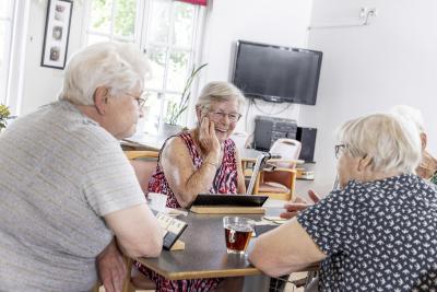 Senioren spelen Rummikub