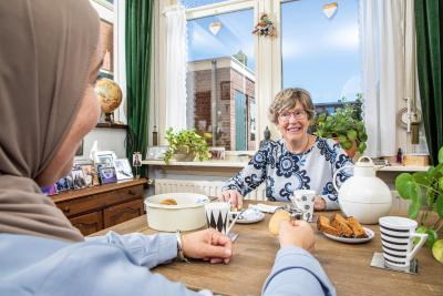 Client drinkt koffie aan tafel