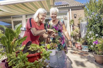 Thuishulp Els loose en Mevr Hendriks  in de tuin.jpg