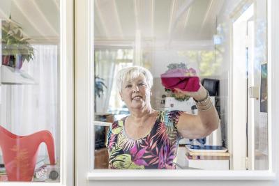 Thuishulp Els Loose maakt de ramen schoon