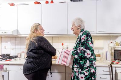 Thuishulp Nancy doet met mevrouw Staal de afwas