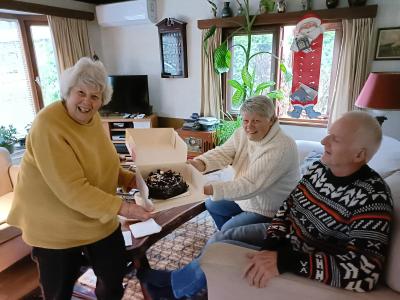Mevrouw Netscher verrast haar buren met taart. Mevrouw Netscher verrast haar buren met taart.