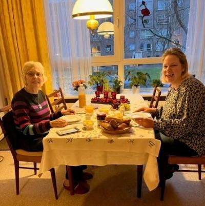 Mevrouw Schneiders aan de tafel eet haar ontbijtje