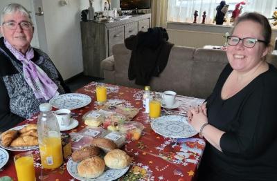 Mevrouw Verbruggen samen met haar thuishulp aan het ontbijt