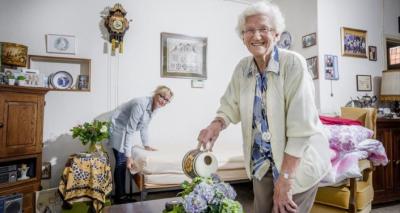 Klant en thuishulp gezamenlijk aan het werk. Mevrouw geeft de plantjes water. Klant en thuishulp gezamenlijk aan het werk. Mevrouw geeft de plantjes water.