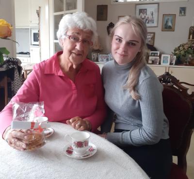 Thuishulp Lisa aan de koffie met koek met haar client Thuishulp Lisa aan de koffie met koek met haar client