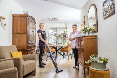 Mevrouw Jannie met haar thuishulp die aan het stofzuigen is. Mevrouw Jannie met haar thuishulp die aan het stofzuigen is.