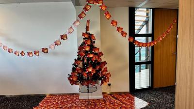 Kerstboom hangt vol met kaartjes