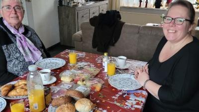 Mevrouw Verbruggen samen met haar thuishulp aan het ontbijt