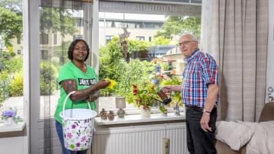 Thuishulp op de koffie bij klant