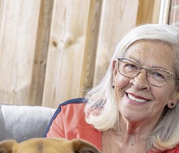 Mevrouw Hendriks zit in de tuin